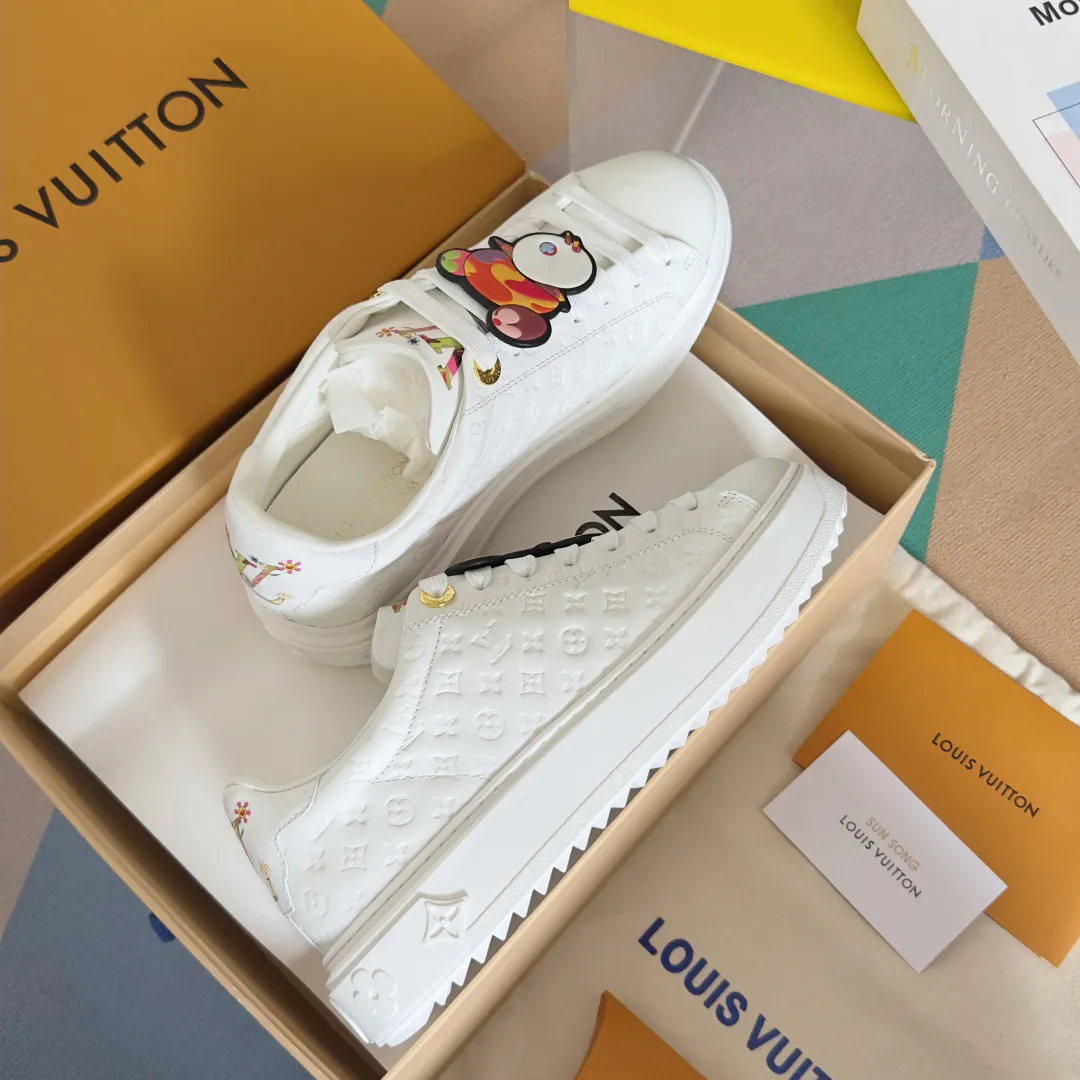 👟👟Ex-factory price 740👟👟 Top version LV Louis Vuitton L House Donkey Brand Stadium Series Casual Sports Shoes White Shoes Dexun Shoes Original purchase, development and production LV Stadium sports shoes are soft cow leather partially embossed with Monogram patterns, reproducing the retro design trend. Monogram canvas trim and toe perforations bring together exquisite details, the tongue is decorated with LV letter label, and the outsole depicts the Louis Vuitton logo. Exquisitely packaged at the delivery counter🛍📦 ▪️ Fabric: Original imported first-layer cowhide ▪️ Lining: Original imported soft sheepskin lining ▪️ Sole: Original open-molded non-slip rubber outsole ▪️ Bottom thickness: 3CM ▪️ Size: Women's 35-41